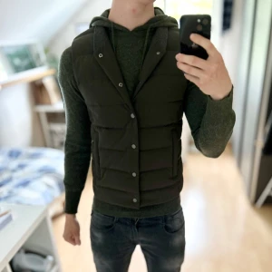 Suitsupply Väst - HELT NY - Helt ny, inta tecken på användning. Storlek S passar dig som är 175-185. Snygg och unik, enda på plick. Nypris ca 4000kr. Skriv för met information🤝