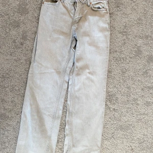  Perfect Jeans från Gina  - Snygga ljusgrå jeans (Perfect Jeans)  från Gina med klassisk femficksdesign och raka ben. Använda några få gånger så i bra skick och nytvättade😇
