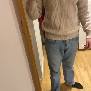 Biege halfzip - En lite större halfzip ifrån these glory days i biege  i superbra skick, har inte använt tröjan mycket och den är perfekt för en lite svalare dag på stan