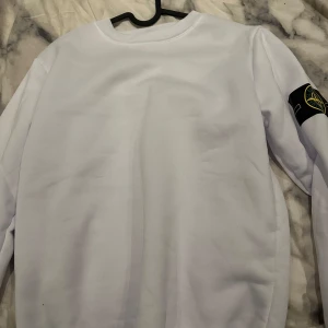 Vit Stone Island sweatshirt - Vit sweatshirt från Stone Island men köpte från voghino inte riktig men bra skick beställde fel färg 