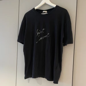 Saint Laurent T-shirt  - ‼️VI TAR EJ BYTEN‼️Saint Laurent T-Shirt  | Skick: 8/10 | Storlek (M), Passar (L) | Fraktar inom 24H efter köp på köparens bekostnad 📦💨 | Hör av dig vid minsta fråga eller fundering 💭