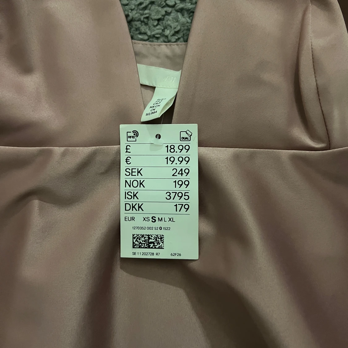 Champagnefärgad satinlinne från H&M - 2