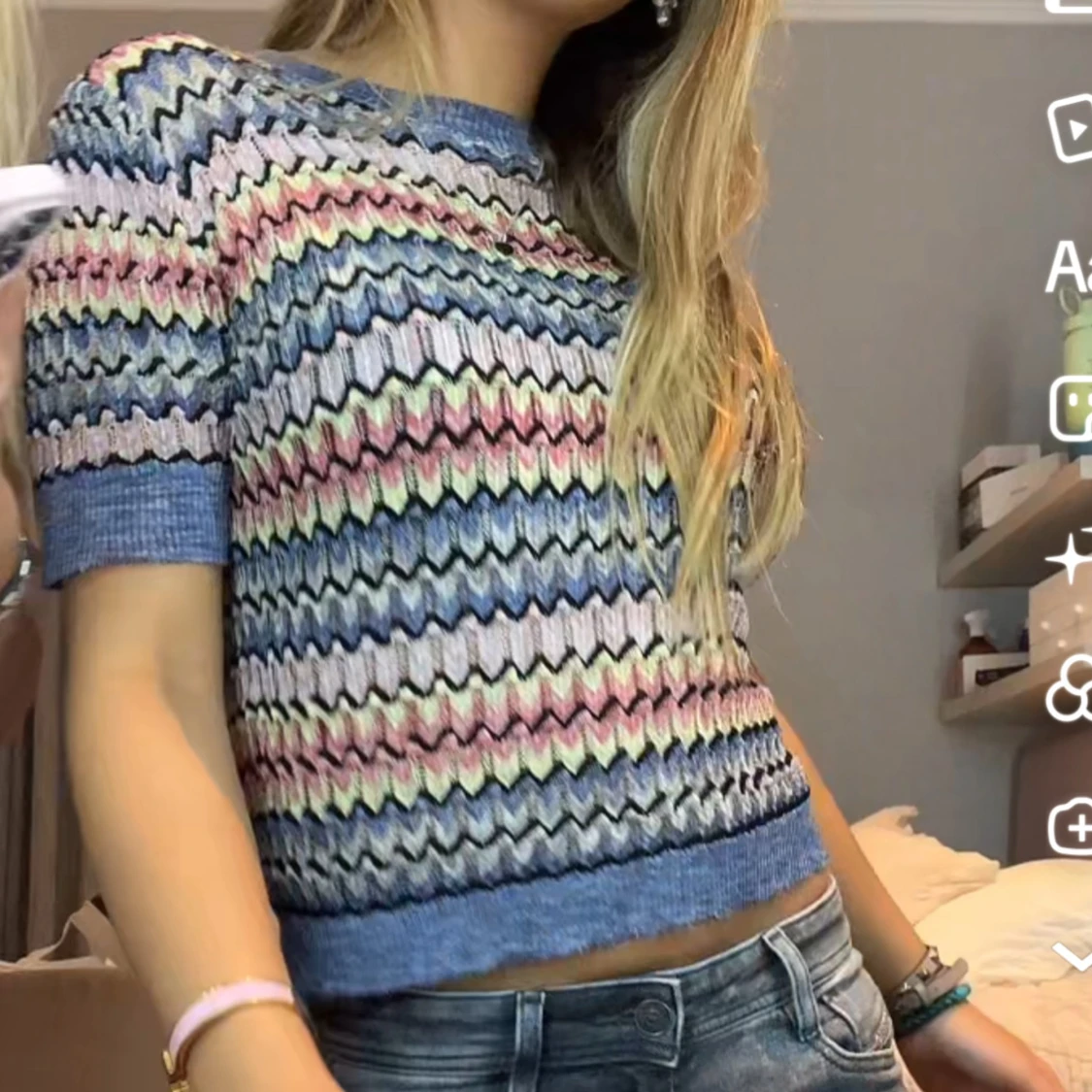 Färgglad stickad topp med zigzag-mönster