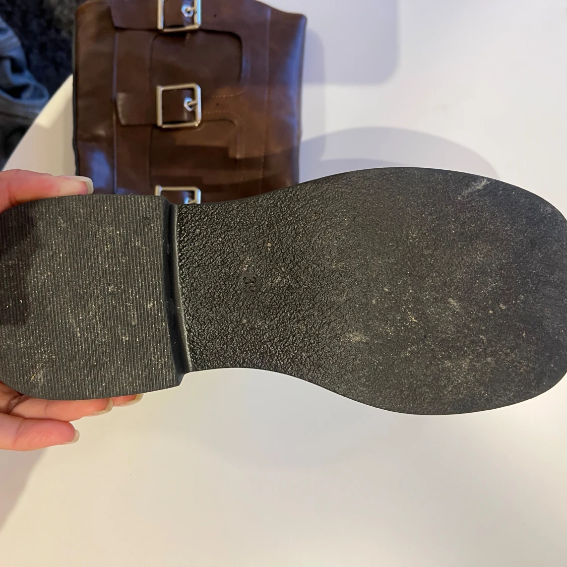 Bruna boots med spännen och nitar - 1