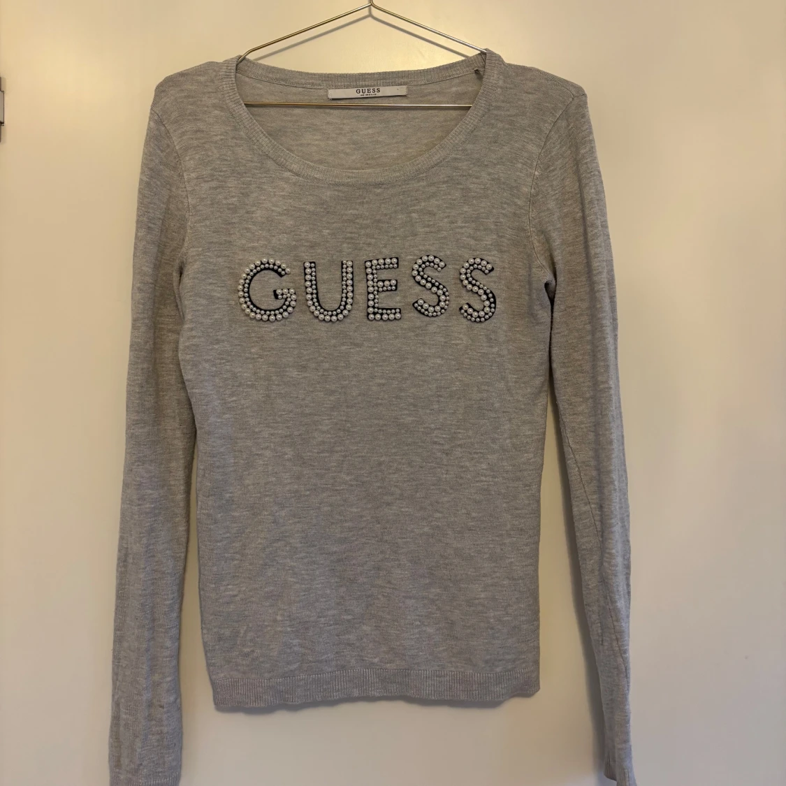 Grå tröja med pärlbroderi från Guess