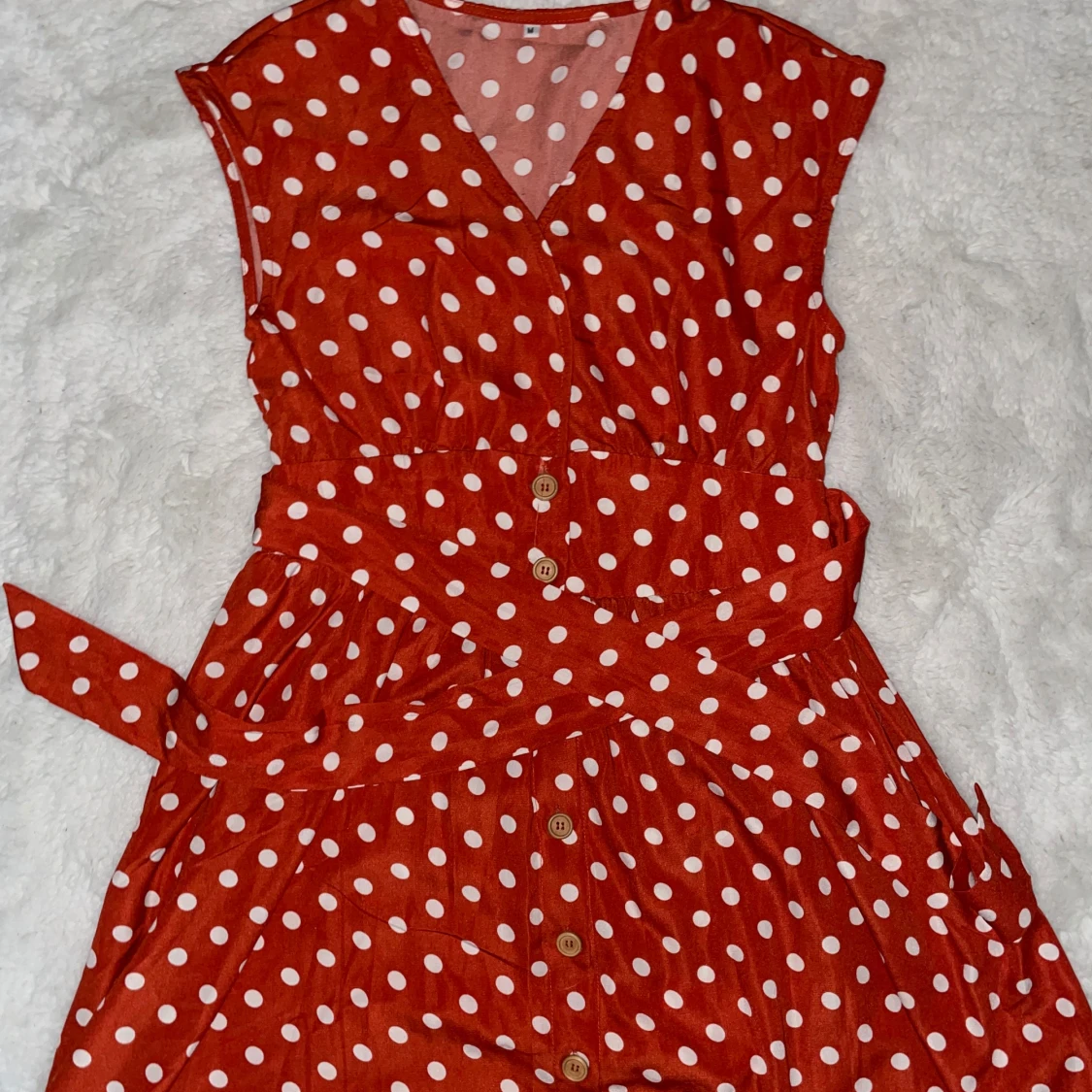 Röd prickig långklänning med knappar - 3