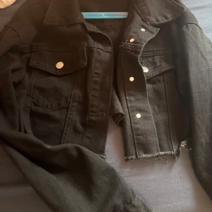Svart croppad jeansjacka - Svart croppad jeansjacka 