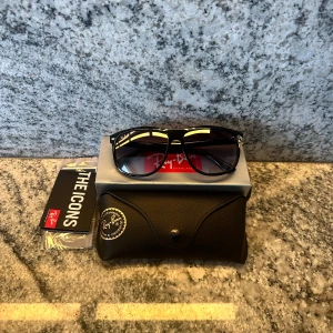 Svarta Rayban Boyfriend - Säljer dessa svarta Rayban boyfriend, helt nya och aldrig använda. Inga repor alls! Självklart tillkommer box och tillbehör, pris sänks vid snabb affär😇