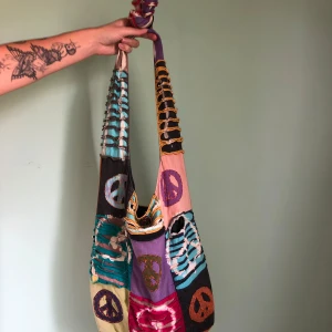 patchwork hippie bag  - Preloved väldigt unik axelväska/crossbody-väska i patchwork. Väskan har slitna detaljer och fungerande dragkedja i öppningen. 