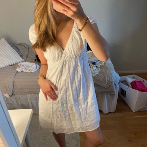 Vit klänning - Vit klänning från JC perfekt till midsommar. Liten i storleken, skulle säga att den passar XS-M. Bra skick