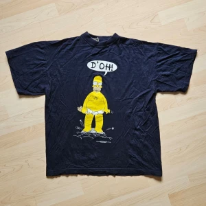 Simpsons 1997 - Vintage Tee - Vintage T-shirt - Simpsons 1997  Fint skick!  Storlek: L  100% Bomull   Axelbredd: 54cm  Längd: 66cm