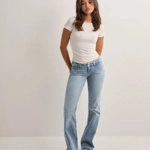 nelly low waist jeans - Snygga ljusblå jeans med bootcut-modell och låg midja. ”No waist jeans”