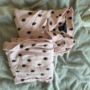 En super skön pyjamas från Ralph lauren.  - En super fin och skön pyjamas från Ralph lauren med små björnar på. Lite liten i storlek så jag skulle säga 12år istället för 14år. Längden på byxorna kanske passar någon som är 150cm och kortare.