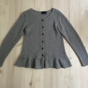 Jättefin stickad tröja  - Säljer denna jättefina stickade tröjan från olars ulla. Endast använd 3 gånger och i jättebra skick. Skriv privat vid yttligare frågor. PRISET KAN DISKUTERAS VID SNABB AFFÄR!💗💗