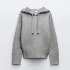 Grå stickad hoodie från Zara - Säljer denna gråa trendiga hoodien från Zara! Kom privat för frågor❤️