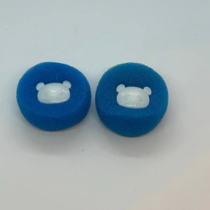 2-pack återanvändbar ludd- och pälsborttagare - Denna återanvändbara päls- och luddavlägsnare är designad för att effektivt fånga upp hår från husdjur och ludd under tvätt. Perfekt för både djurägare och alla som vill hålla sina kläder fria från hår och damm.  Egenskaper: Effektiv hårborttagning – Samlar upp djurhår och ludd från kläder under tvätt och torkning. Mångsidig användning – Fungerar på både husdjurskläder och vanliga plagg. Hållbart material – Tillverkad av slitstarka material för långvarig användning. 