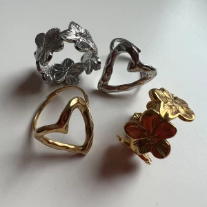 Ringar - Säljer superfina justerbara ringar, perfekta till sommarens alla outfits!! Köp alla 4 för 400kr eller en för 150kr💖