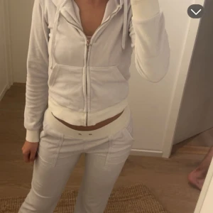 Vitt juicy set  - Säljer mitt vita juicyset. Har tappat bort snörena men annars ser de jätte bra ut. Kan gå ner i pris ifall de behövs 💗