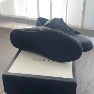 Gucci ace skor - Säljer ett par riktigt snygga Gucci Ace skor. Dessa är sjukt snygga. Skicket på dessa är 10/10. Storleken är 42. Pris kan diskuteras vid en snabb affär. Endast skorna följer med. Kontakta om ni har några frågor eller funderingar.