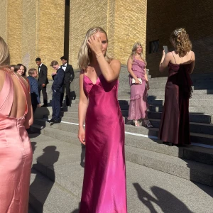 Rosa långklänning  - Säljer min balklänning! Endast använd en gång. Har lite skavanker, en tråd som gått upp lite på magen samt en fläck som säkert går bort i tvätten! Därav priset! Skriv om ni har frågor eller funderingar🌸🌸 osäker på märke!