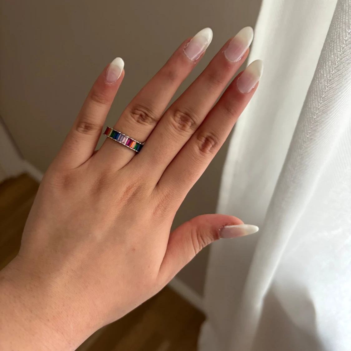 Två ringar med färgstenar och rosa sten - 2