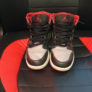 Jordan 1 - Detta är ett par Jordans 1. Röda svarta och gråa. Tyvärr utan box.