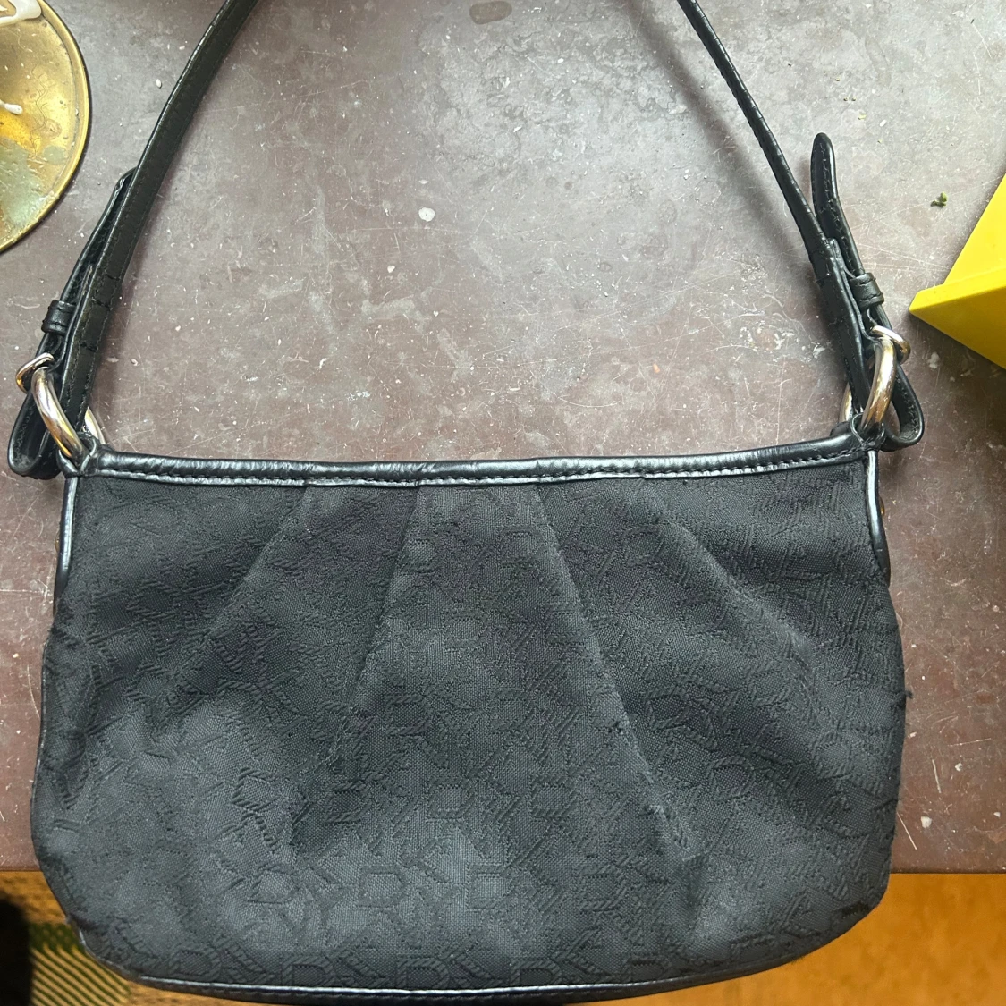 Svart axelväska från DKNY - 2