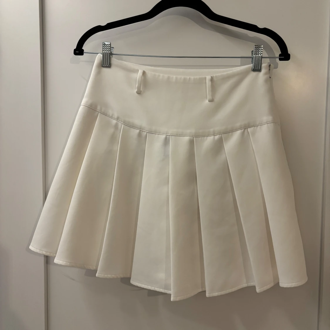 Vit plisserad kortkjol