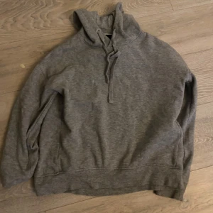 Grå hoodie  - Endast använd ett fåtal gånger 
