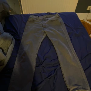 Levis 501 jeans - Säljer dess gråa 501or då dem ej används längre, sitter lite pösigt i passformen, köpta på nk sommaren 2024, skriv för fler frågor