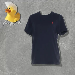Mörkblå t-shirt från Polo Ralph Lauren - Säljer denna mörkblåa ralph lauren t-shirten. Storlek S. Bra skick. Sitter bra på mig som är 173cm. Rekommderad längd skulle jag säga  vara 168cm-175cm. Pris kan diskuteras