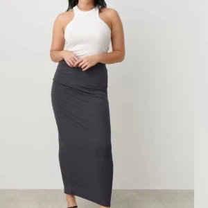 Mörkgrå långkjol med rynkade detaljer - Säljer denna snygga långkjolen från Gina! Perfekt till sommar! Kom privat för fler frågor❤️