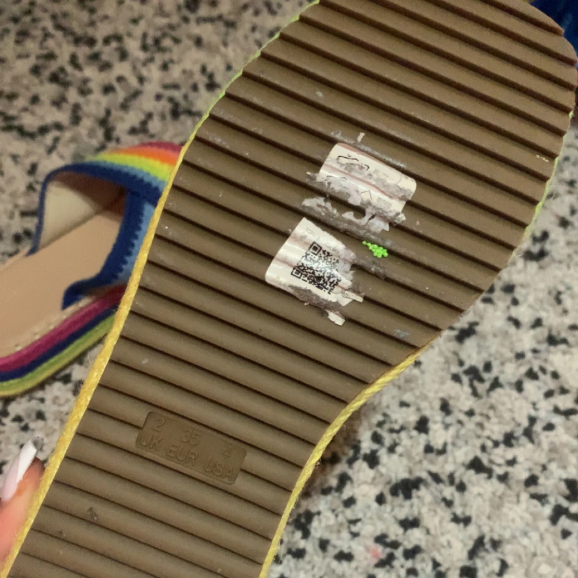 Regnbågsfärgade sandaler med virkat band - 1