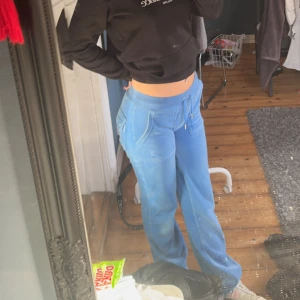 blåa juicy byxor  - säljer mina juicy byxor då dom ej kommer till användning längre, jag har sytt dom lågmidjade. 