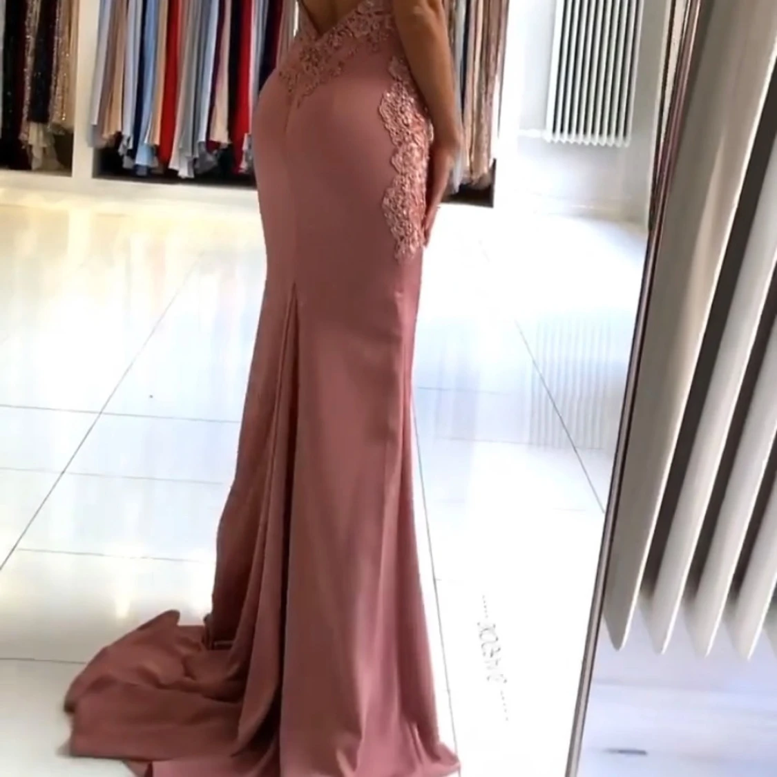 Rosa långklänning med spetsdetaljer - 2