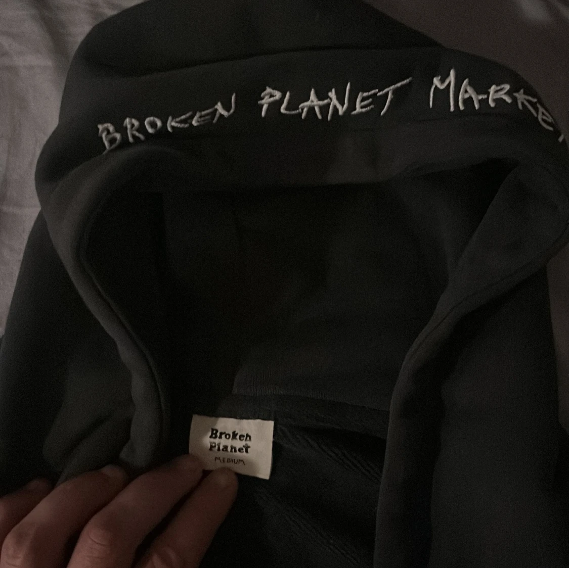 Svart hoodie Broken Planet Market - 1