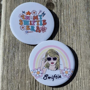 Taylor Swift pins - Pins med Taylor Swift.