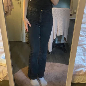 Svarta bootcut jeans  - Säljer svarta/mörkgråa bootcut jeans i modellen jane boot 