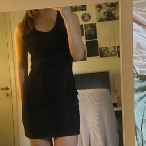 Svart ribbad klänning från BikBok - Svart, tight ribbad klänning från BikBok .