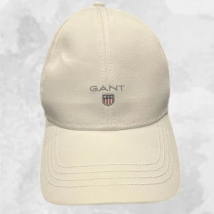 Gant Keps Vit - Vit Gant Keps i väldigt fint skick som används alldeles för sällan & där av säljs. Givetvis äkta. Hör av dig vid frågor eller funderingar, mvh Oliver.