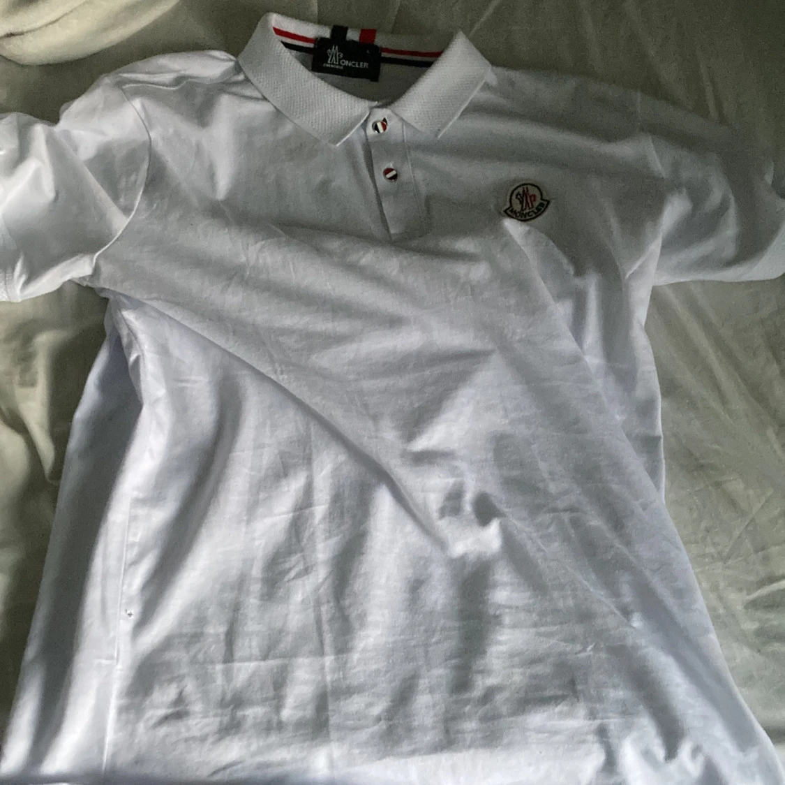 Vit Moncler pikétröja med logga