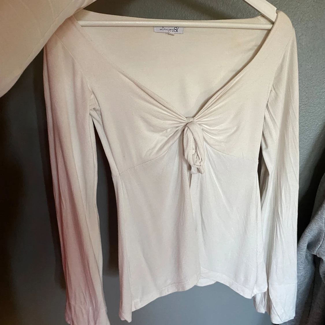 Vit långärmad topp med knyt - 3