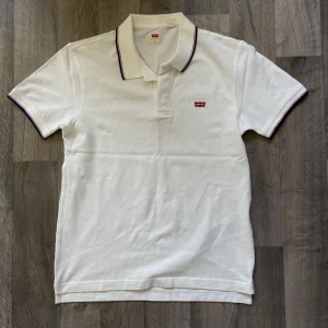 Levi's vit pikétröja - Vit pikétröja från Levi's i storlek S. Den är helt oanvänd och ny. Slim fit. Modellen är 167/63 
