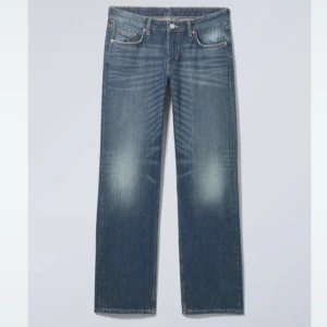 Blå raka jeans med slitningar - Snygga blå jeans med raka ben och lätt slitna detaljer på låren. Klassisk femficksmodell med normal passform. Perfekta till sneakers eller boots för en avslappnad look. Priset kan absolut diskuteras! Helt nytt skick men passa inte mig så som jag ville. 