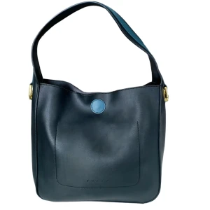 Svart axelväska i skinn från Susen - Stilren svart axelväska i skinn från Susen med bred axelrem i blått och snygga guldfärgade metalldetaljer. Väskan har en enkel, slät design med en rund blå knapp framtill och praktiskt innerfack. Perfekt för dig som gillar minimalistisk och modern look. H30cm x W29cm xD15cm