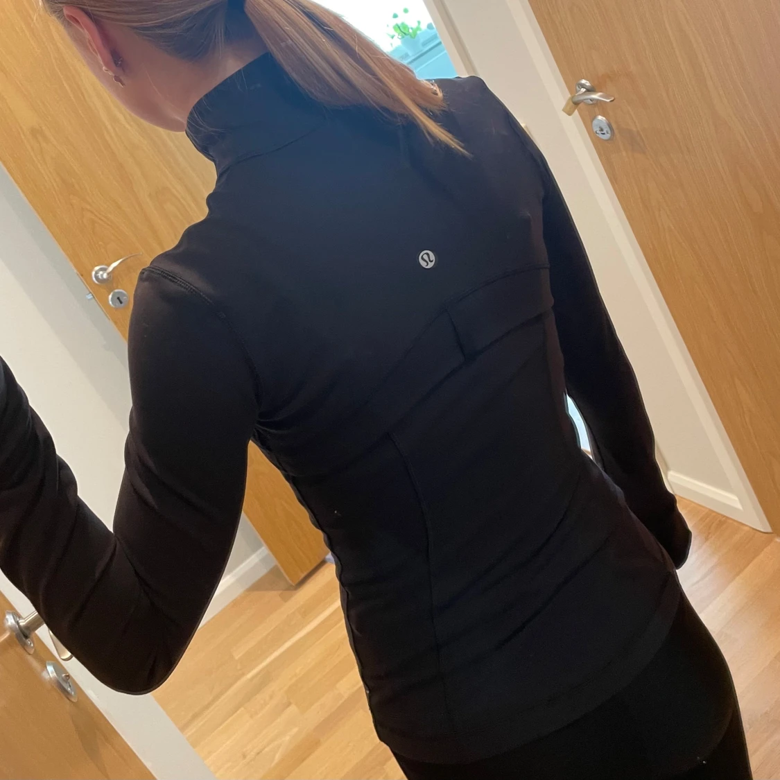 Svart träningsjacka från Lululemon - 1