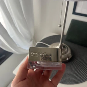 BeautyAct Prebiotic Defence Foundation - Prebiotic Defence Creamy Foundation från BeautyAct by Kicks i en lyxig glasburk med spegelblankt guldfärgat lock. Krämig formula som ger en jämn och naturlig finish. Perfekt för dig som vill ha en snygg bas med extra vårdande ingredienser.