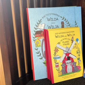 Kattsystrarna Wilda och Wilja på äventyr i Kalmar - Följ med kattsystrarna Wilda och Wilja på spännande äventyr i Kalmar! Färgglada illustrationer och charmiga katter gör denna bok perfekt för unga läsare som gillar roliga berättelser och upptäcktsfärder.