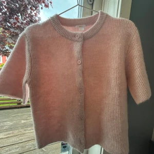 Young Gina kofta  - Säljer denna kofta från Gina Young då den inte används längre.💕 Den är i mycket bra skick🤗skriv för fler bilder 😇