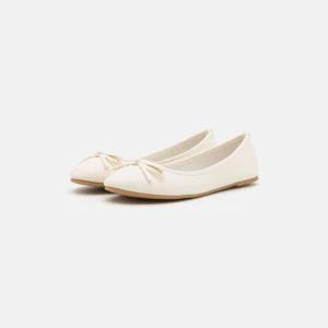 Kräm vita ballerinaskor  - Ballerina skor från Anna field som aldrig är använda då de inte passade.  De är kräm vita💞 skriv om du har frågor💞 De är helt slutsålda 